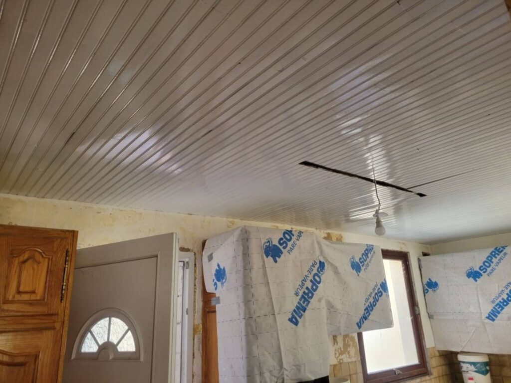 Installation de lambris PVC au plafond à Louviers